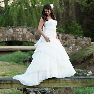 Vera Wang wedding dress. Size 8.